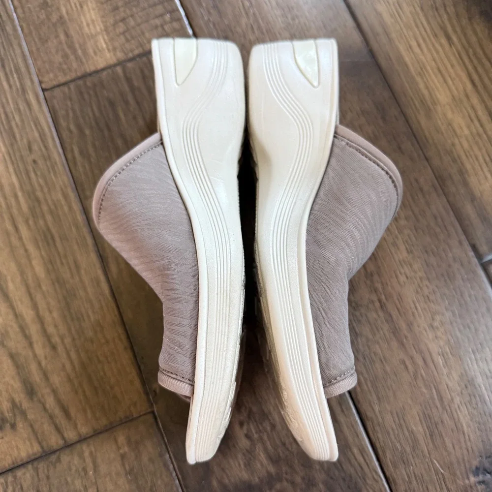 Bzees Deluxe‎ Women 9.5M Taupe Mauve Stretch Fabric Wedge Slide Sandals Comfort